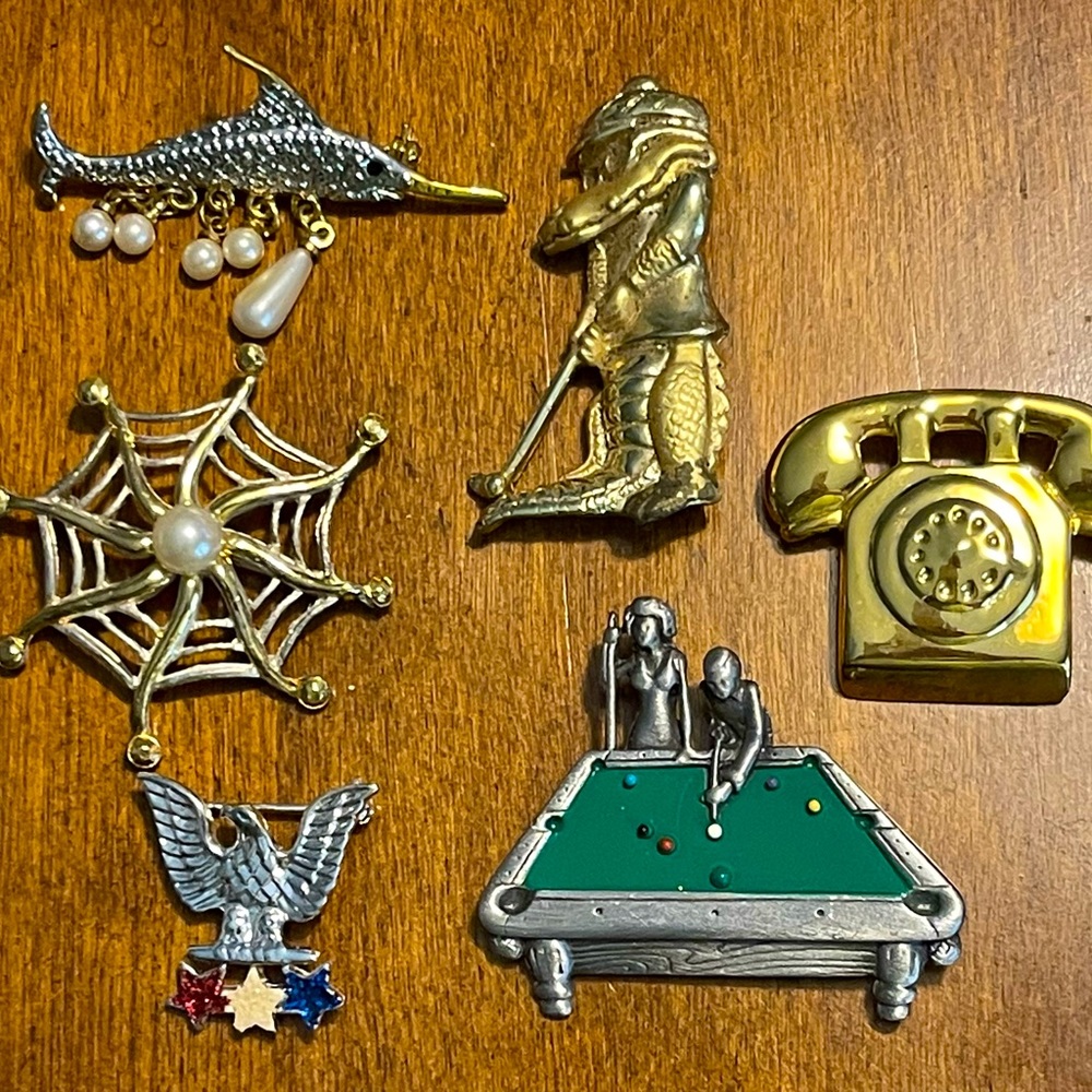 JEWELRY LOT ASSORTMENT OF 6 PINS 2 SIGNED